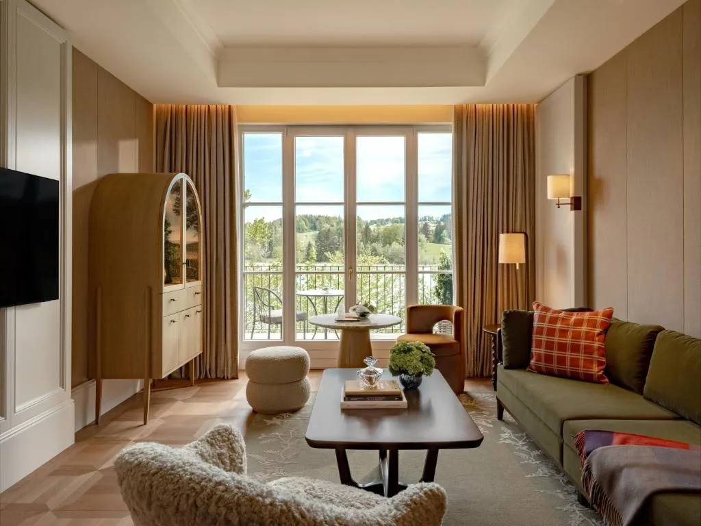 sala con balcón privado en el Austria Rosewood Schloss Fuschl en donde podrás contemplar impresionantes vistas de la ciudad.