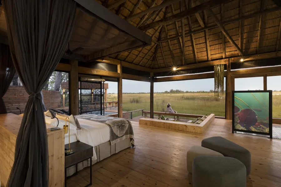 turista esta en una habitación muy amplia con una cama para dos personas, tina y una increíble vista desde el balcón