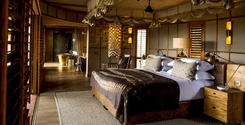 Mombo camp en bosuana vasa poder alojarte en una lujosa y amplia habitación con una cama para dos personas una tina y un decorado muy moderno.