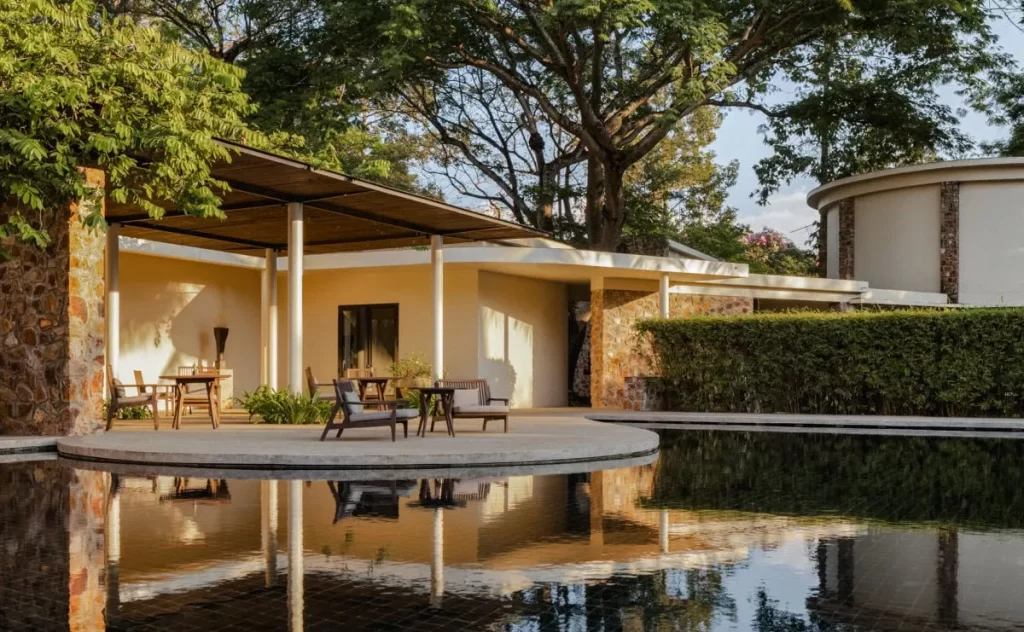 piscina de agua natural, sillas de maderas para que puedas sentarte y relajarte