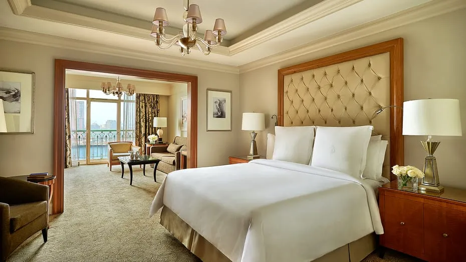 el hotel Cairo ofrece una habitación moderna con una cama para dos personas, una sala y un balcón con una increíble vista al mar.