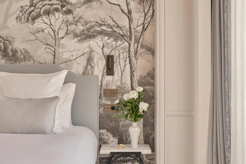 el hotel Château de la Messardière cuenta con habitaciones con un decorado en particular creando un ambiente tranquilo y relajado.