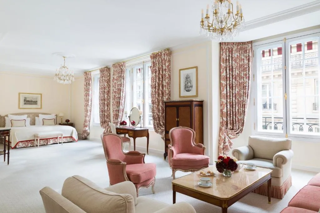 suite grande con cama , tocador y sala con ventanas para una mejor iluminación, creando un ambiente agradable.