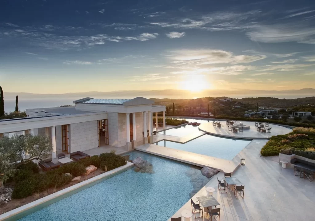 el hotel Grecia amanzoe cuenta con un restaurante de lujo junto a la piscina rodeado de jardines para pasar un rato agradable mientras disfrutas de su gastronomía.