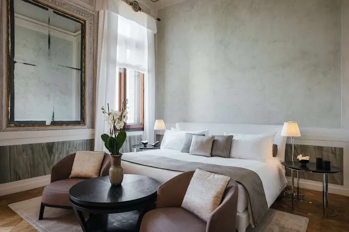 habitación con cama para dos personas y sillas cómodas donde vas a poder relajarte y disfrutar de una agradable instancia.