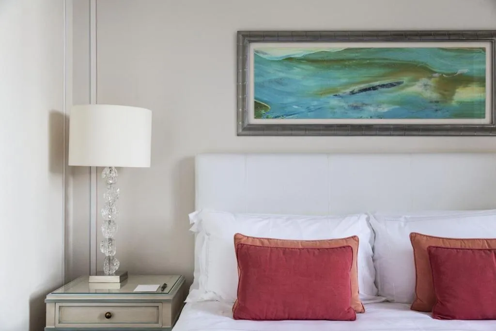 el hotel splendido a belmond cuenta con habitación con cama para dos personas, buena iluminación.