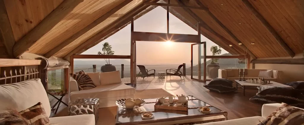 este espacios es ideal para que los turista se sientes, disfruten de un café y de la vista desde el balcón