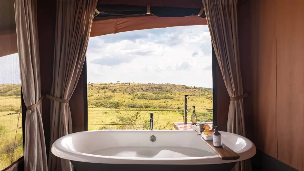 baño con un ventanal donde puedes disfrutar de una hermosa vista mientras tomas un baño en la bañera.