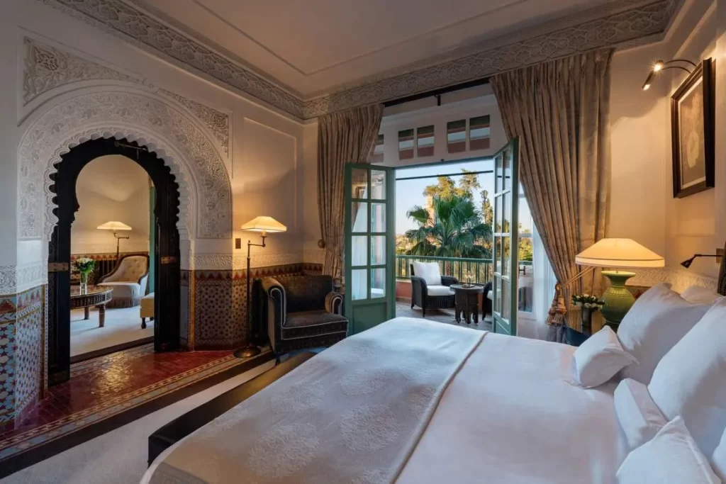 habitación lujosa con una cama para dos personas, una sala donde vas a poder estar como y un balcón con vista al mar.