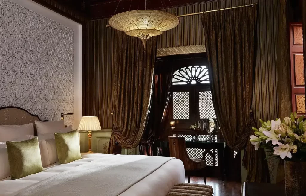 habitación cuenta con una cama para dos personas con un decorado muy clásico y una lampara con buena iluminación