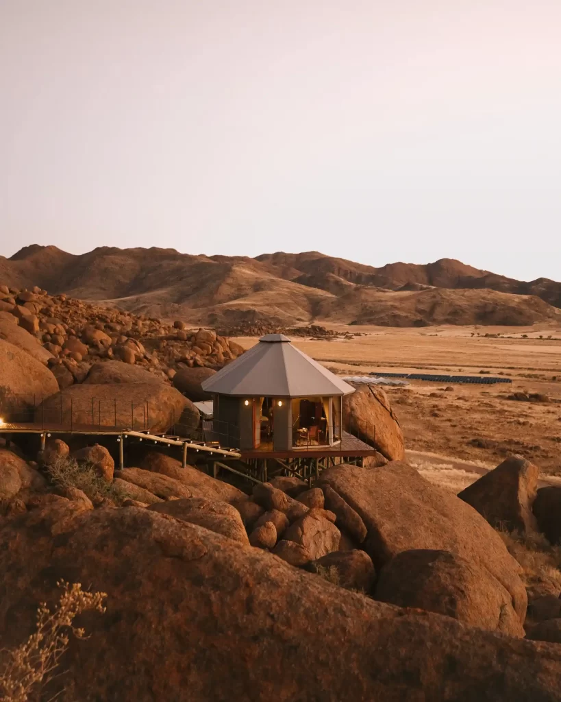 hotel sonop ubicado en la parte rocosa del desierto de namibia
