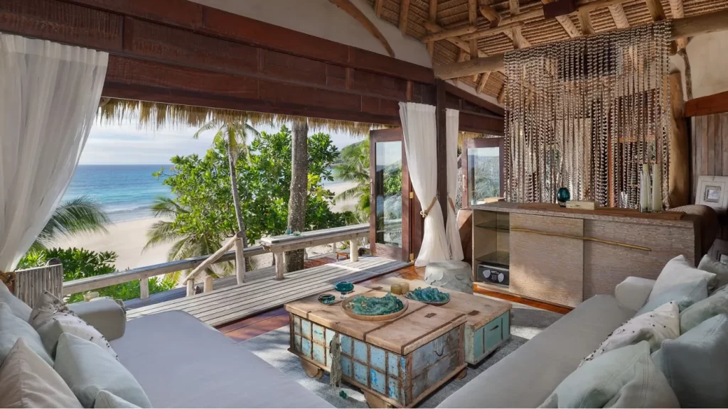 este espacio cuenta con un cómodo sillón donde los turistas van a poder sentarse y mirar por el balcón la playa