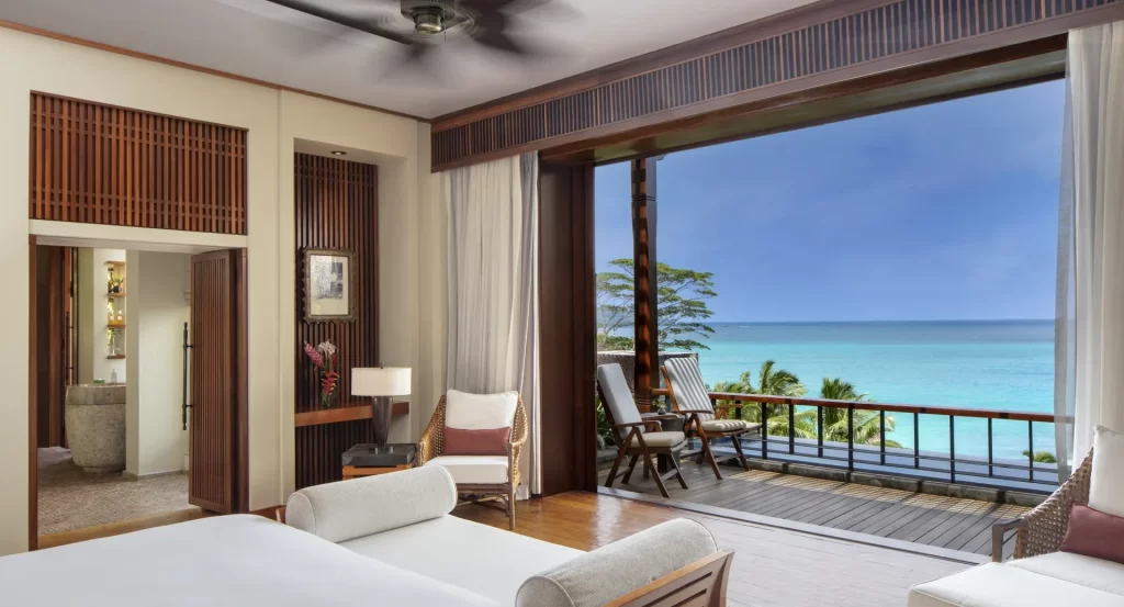 habitación con una amplia cama para que puedas relajarte y ver desde el balcón la vista al mar de aguas cristalina