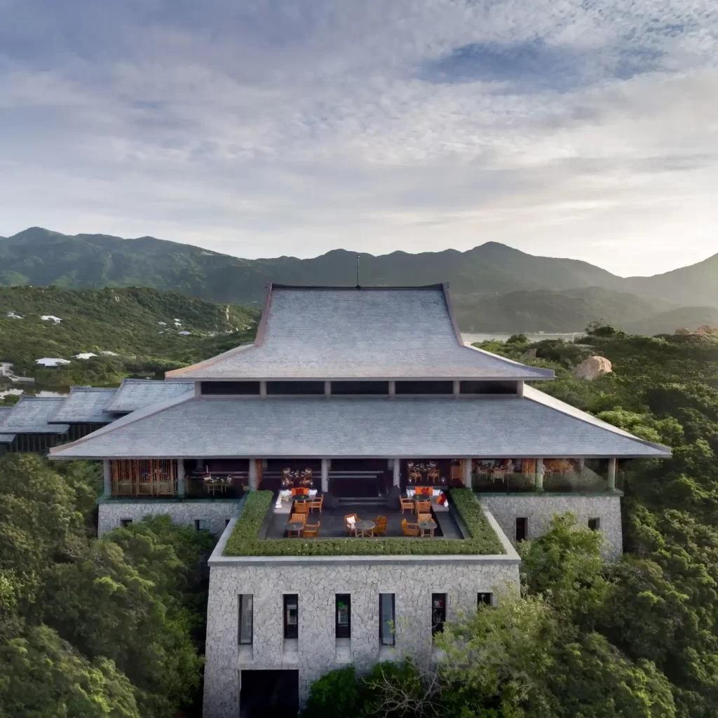 vista de un restaurante desde lo alto de una terraza en Vietnam