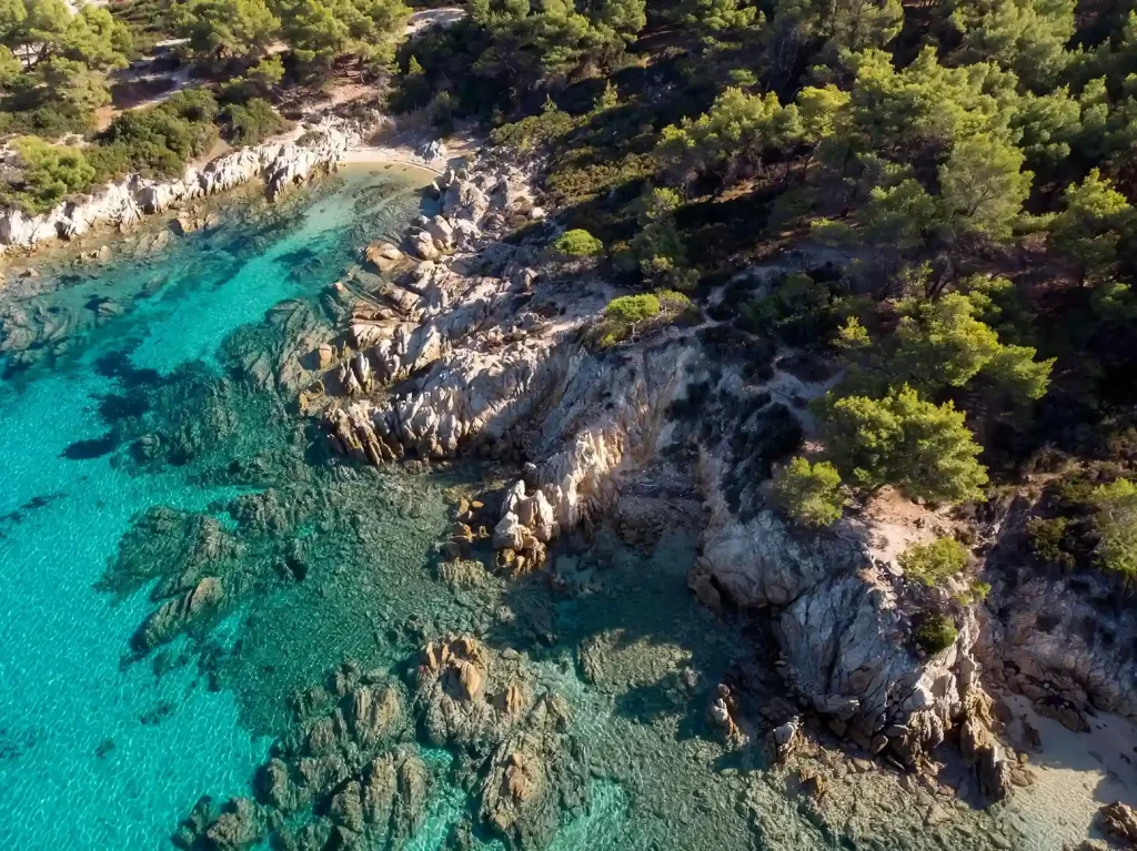 vista panorámica de la isla, un destino exclusivo en Europa, rodeado de paisajes naturales y aguas cristalinas. Este destino ofrece una experiencia única y de lujo, ideal para quienes buscan una escapada inolvidable.