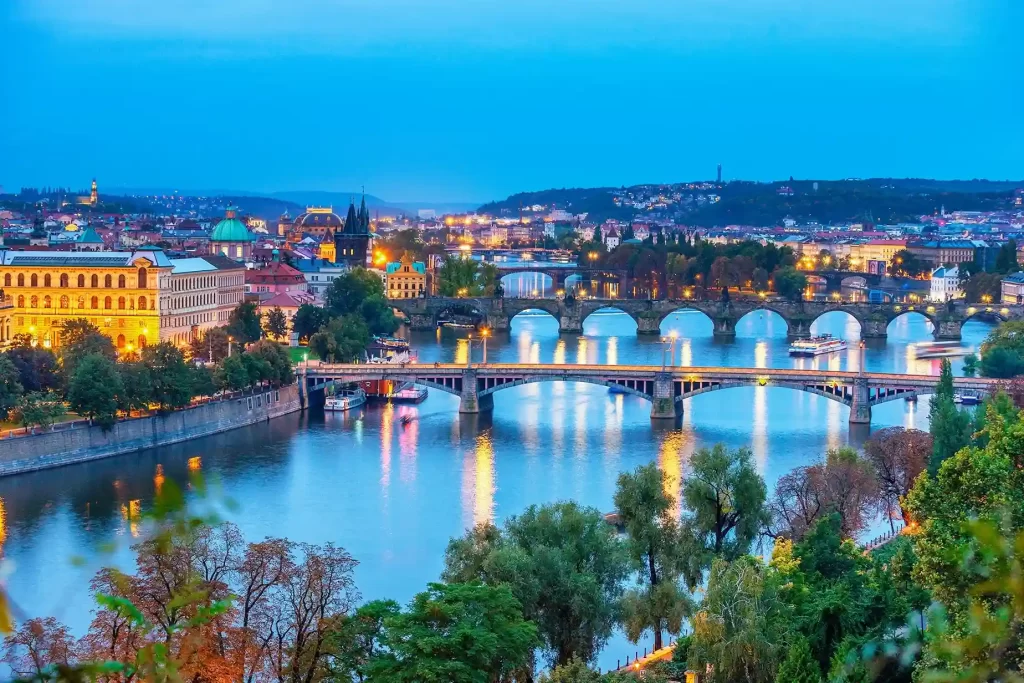 Disfruta de la vista de una ciudad europea iluminada al anochecer
