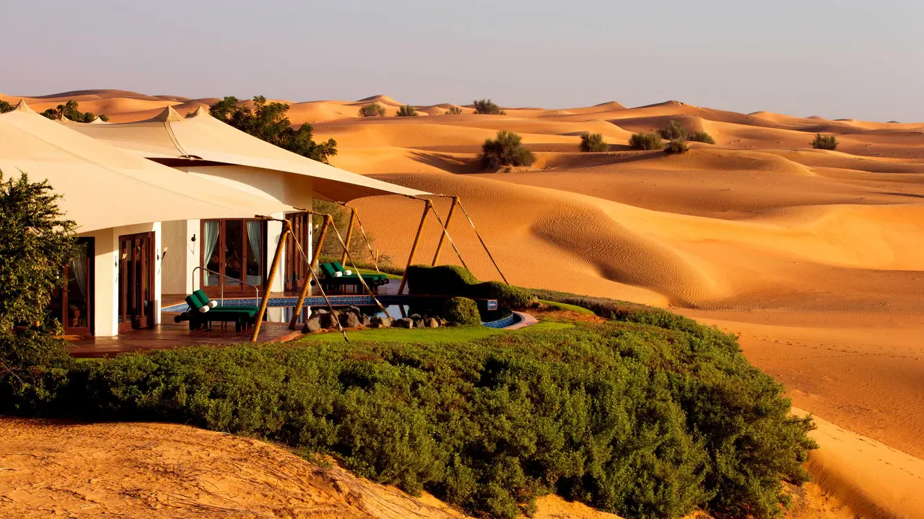 hospedaje en el desierto con piscina privada, rodeada de zona verde