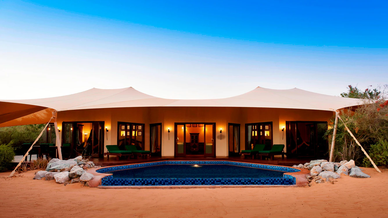 hospedaje de lujo al aire libre con piscina privada, diseñado para que te sumerjas en un ambiente tranquilo mientras disfrutas de las impresionantes vistas del desierto.