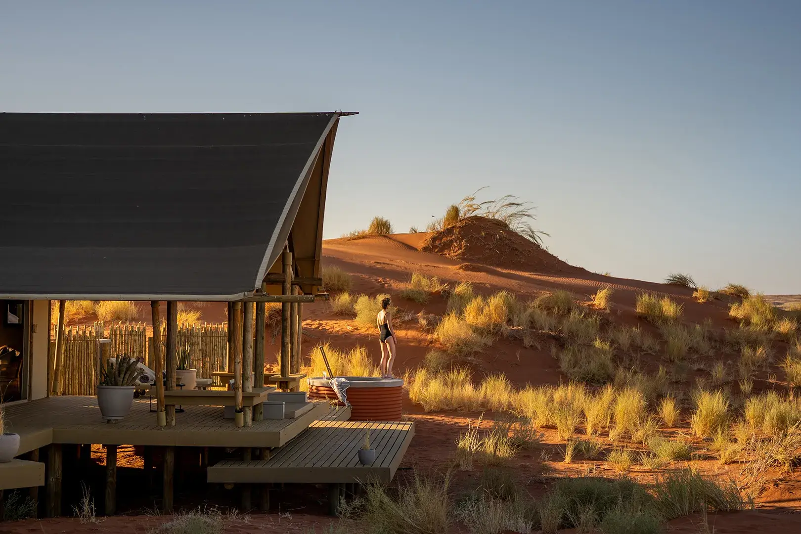 turista disfrutando de la vista en el desierto desde el albergue