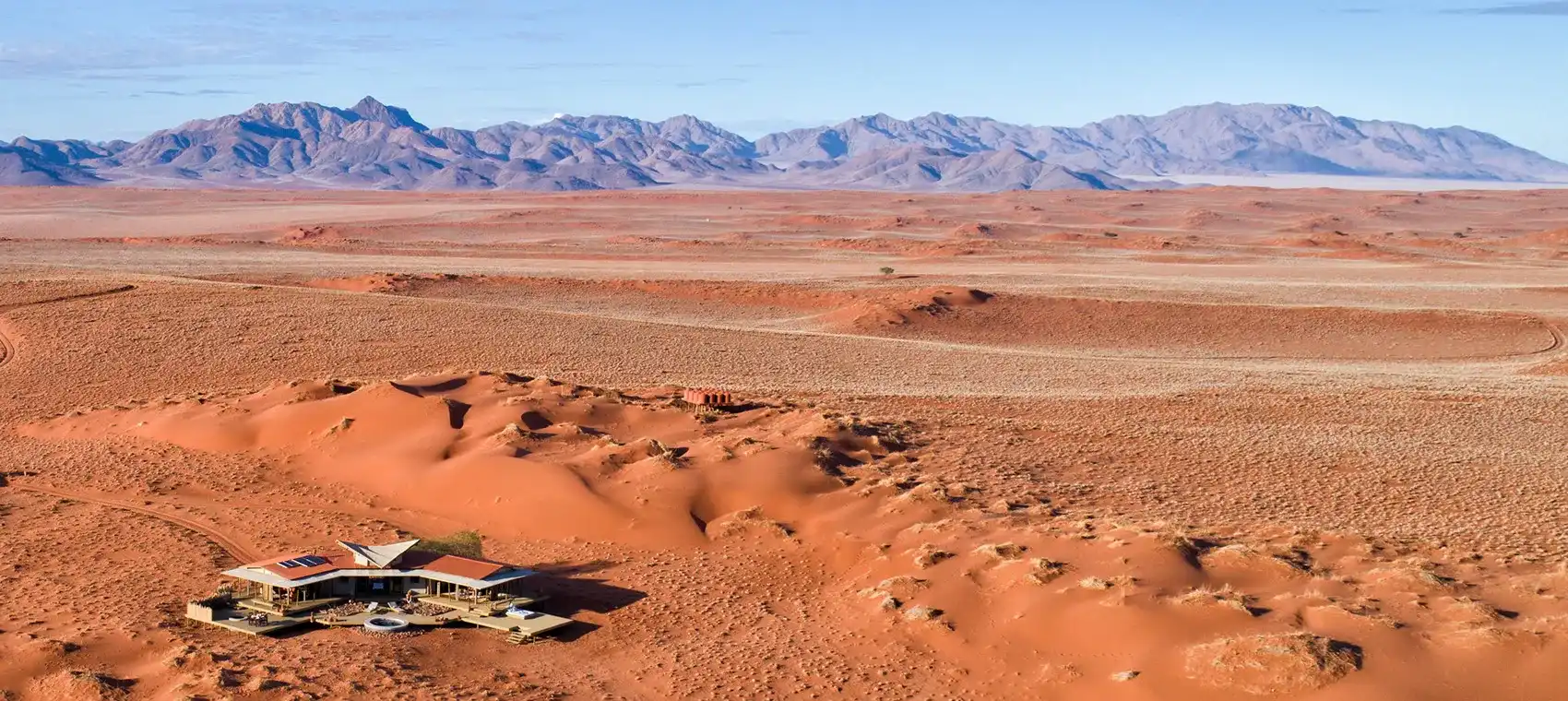 campamento en dunas con albergue al aire libre con vista al desierto