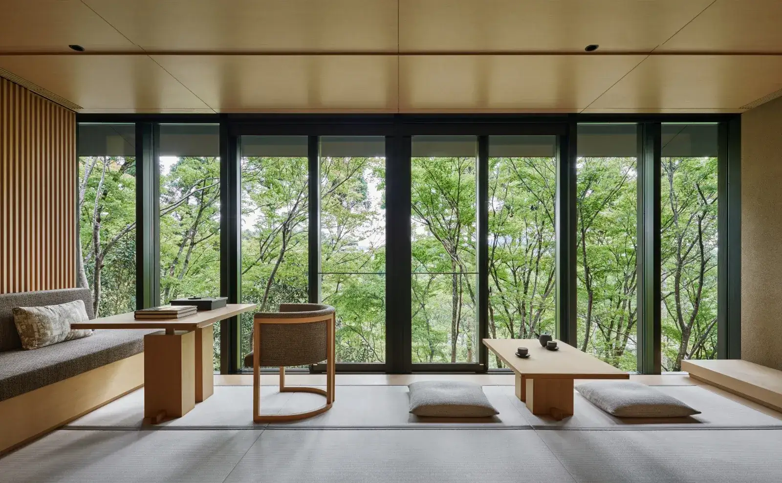 lujosa habitación en Tokio donde vas a poder tener la opción de disfrutar de su gastronomía en sus cómodas mesas o