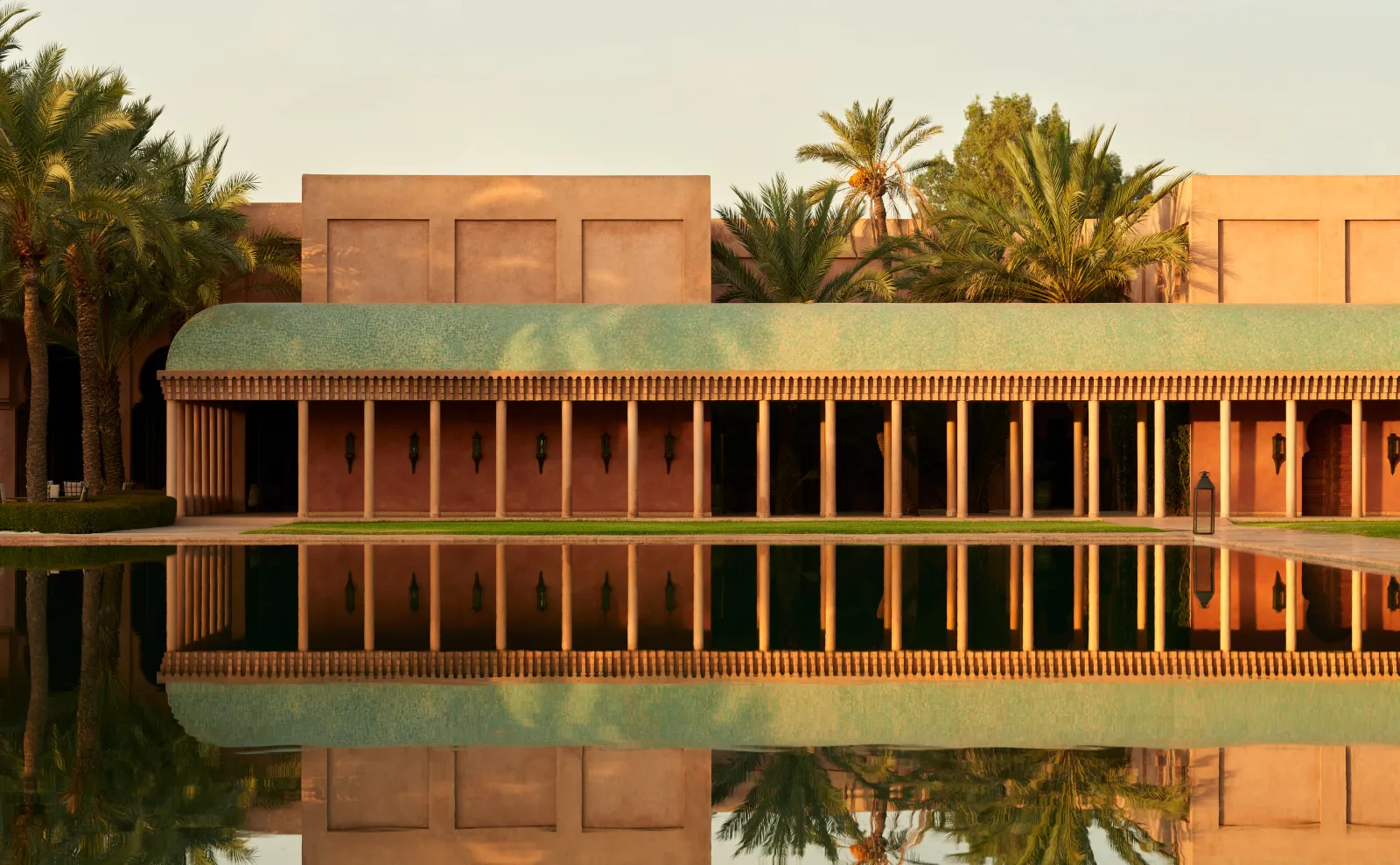 templo rodeado de palmeras y de un lago