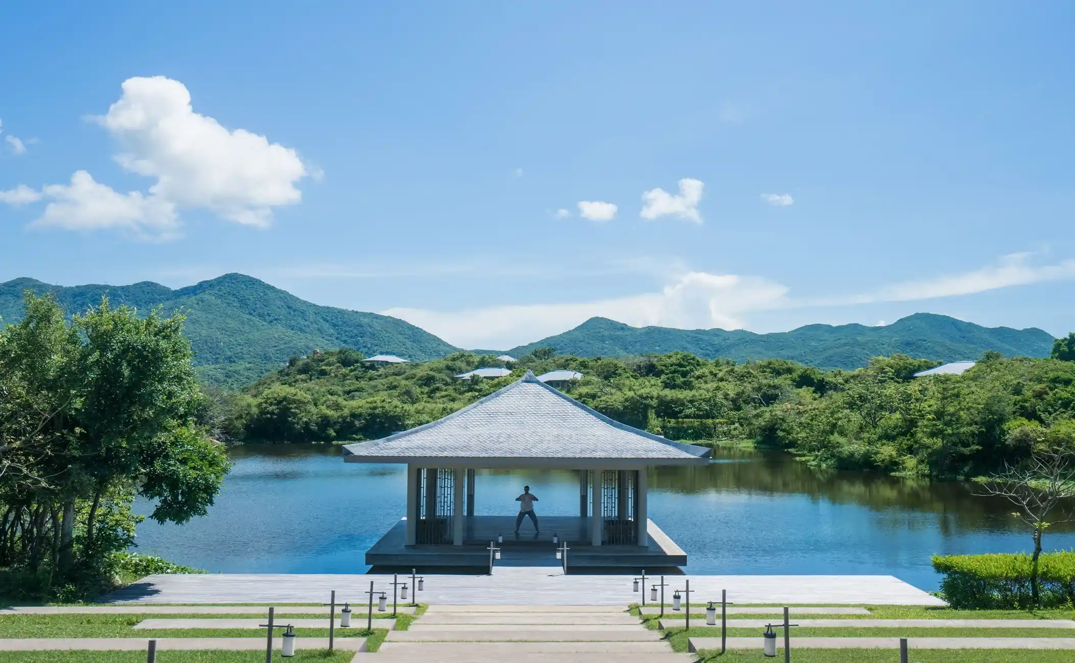 turistas realizando yoga en una caseta en el lago con vista a la naturaleza