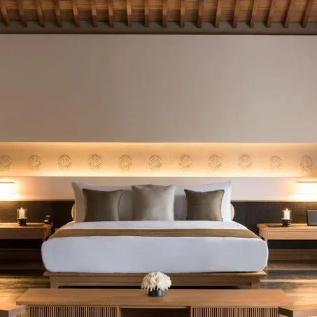 habitación lujosa para pareja con nocheros en cada lado cada unos con iluminación para una relajante estadía
