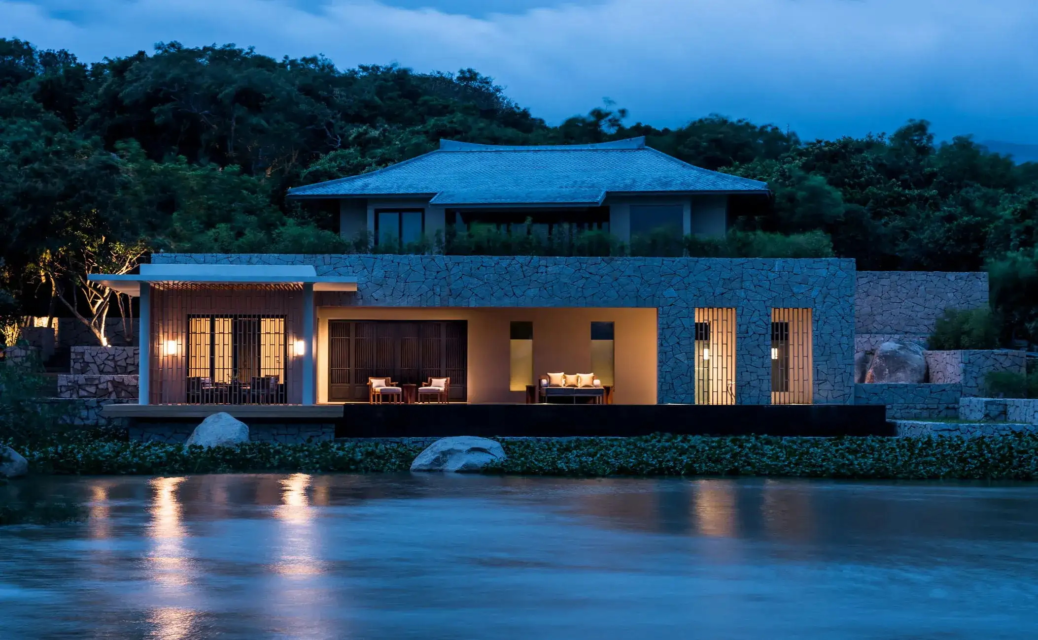 habitación con balcón lujosa con vista al lago y al jardín al amanecer en amanoi