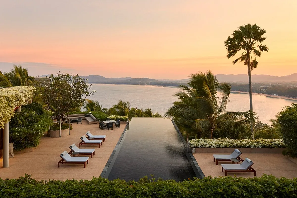 amanpuri cuenta con una lujosa piscina donde vas a poder bañar, relajarte y disfrutar de la maravillosa vista al mar.