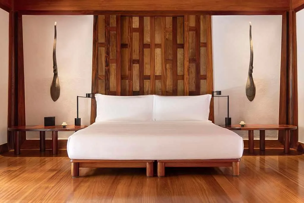 habitación grande de lujo con cama para dos personas con decoración moderna y un ambiente agradable para una mejor estadía