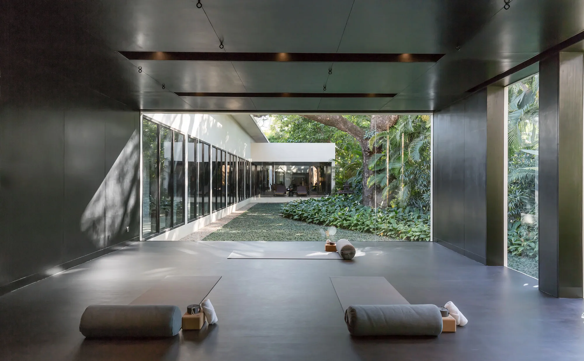 Encuentra una zona tranquila y exclusiva diseñada para practicar yoga, equipada con todo lo necesario para una experiencia relajante.