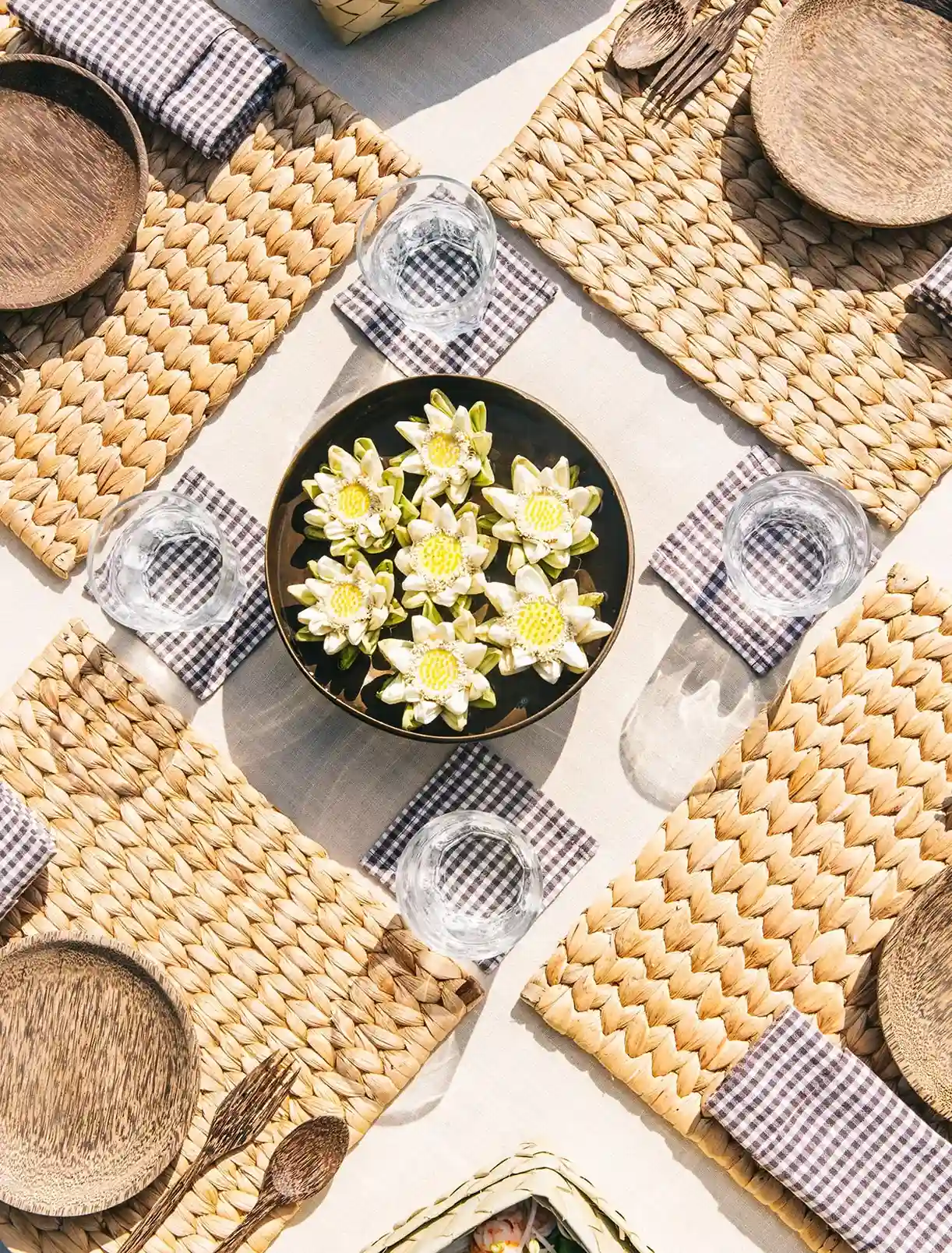 elegante mesa en el restaurante de Amansara, donde te espera un platillo gourmet, ideal para una experiencia culinaria de lujo.