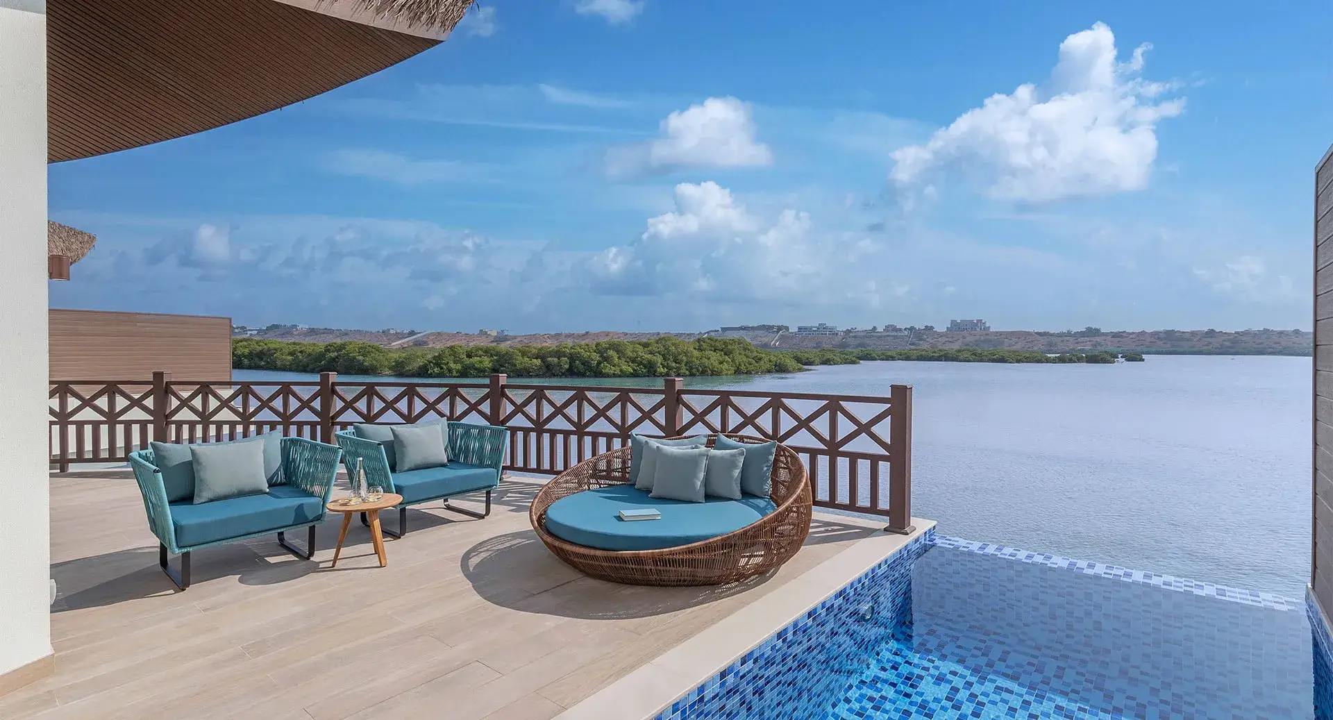balcón al aire libre con piscina privada con vista al mar