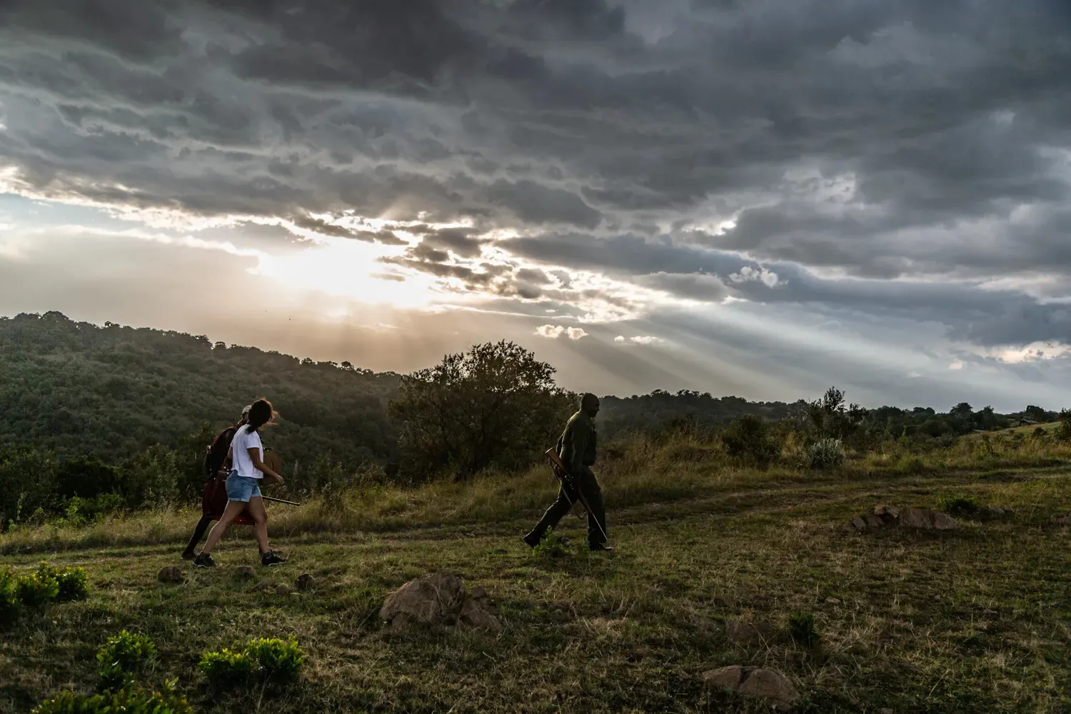 turistas caminando por angama en el atardecer