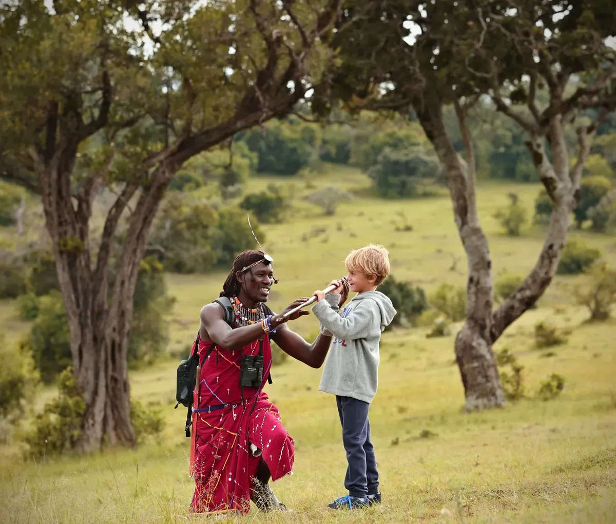 persona de angama con un niño turista disfrutando de la naturaleza