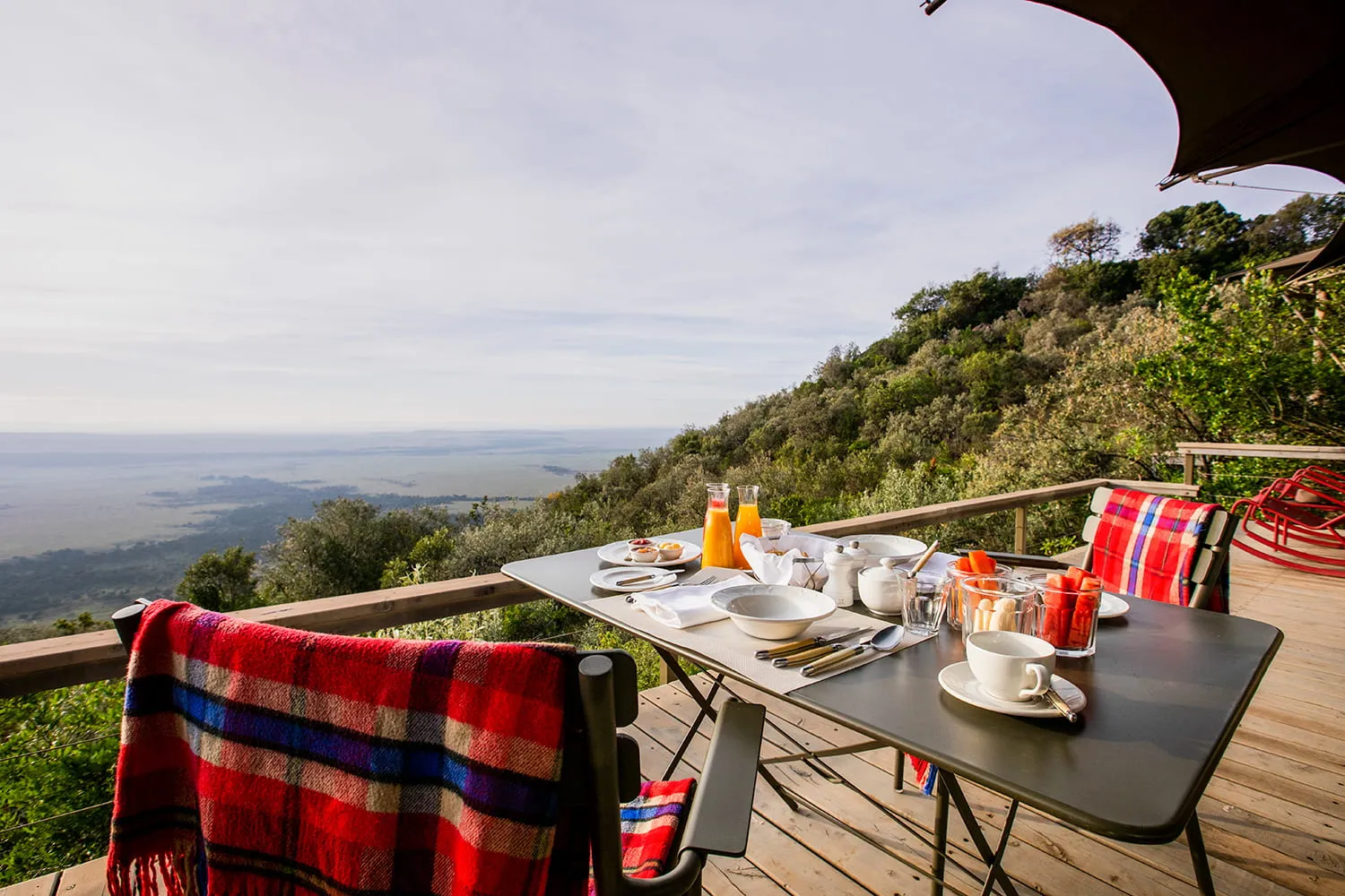 desayuno servido en la mesa para disfrutar de la vista desde el balcón