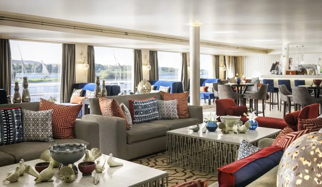 Barco Santuario Sun es un crucero con asientos cómodos, sillones de lujo, asientos con mesa y ventanales con vista al mar. cabina amplia con asientos