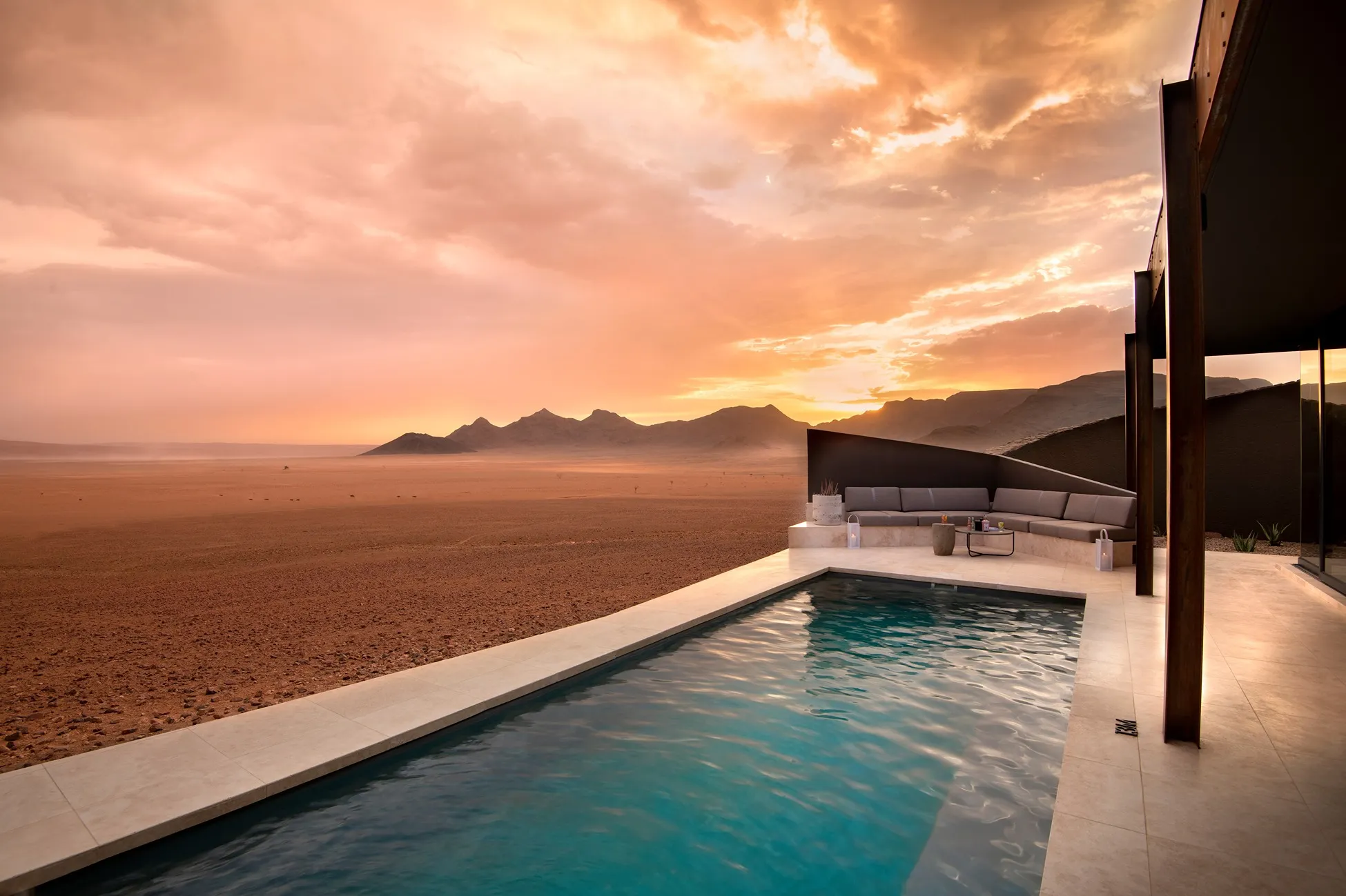 piscina con vista al desierto en un atardecer