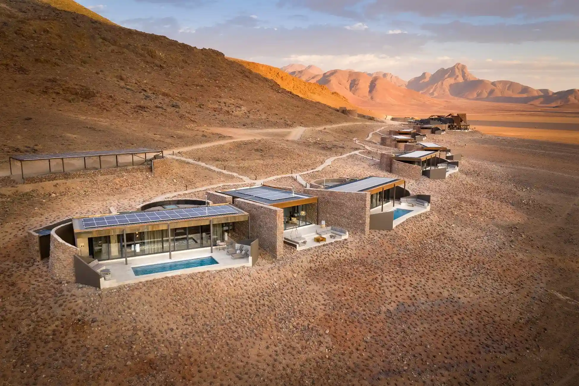 suites de lujo en el desierto con piscinas al aire libre y sillones para una instancia cómoda
