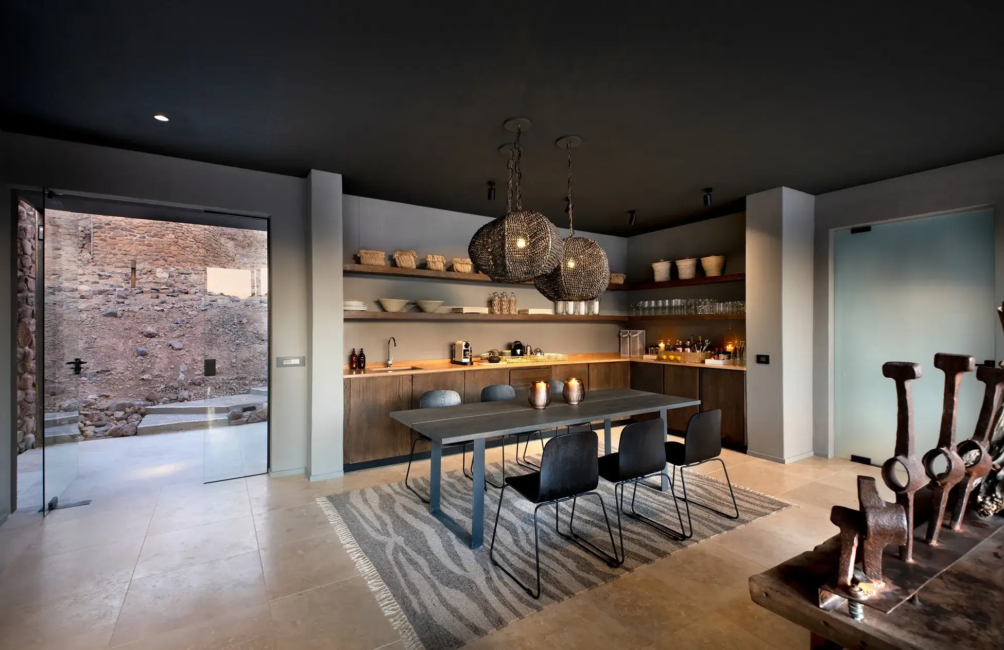 cocina de lujo amplia con utensilios para la cocina y comedor para que los huéspedes se sientan cómodos