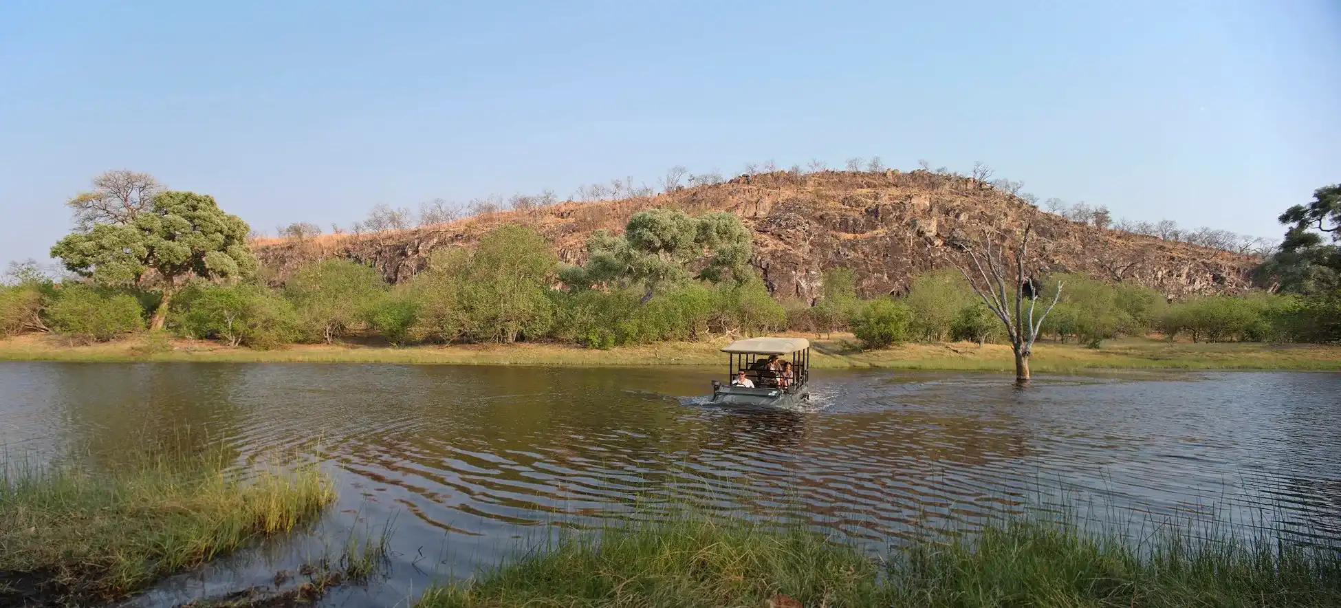 Journale te invita a explorar el río Okavango, Navega por sus aguas tranquilas y disfruta de la naturaleza salvaje.