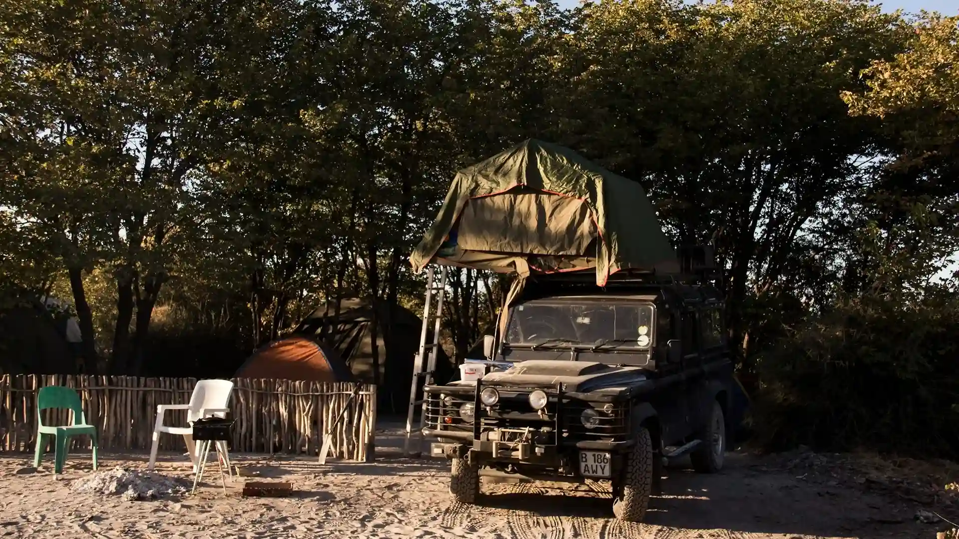 con Journale descubre Botsuana, Un país fascinante en el sur de África, conocido por su naturaleza salvaje, donde podrás hacer tu recorrido y vivir una experiencia única. en un jeep de safari.