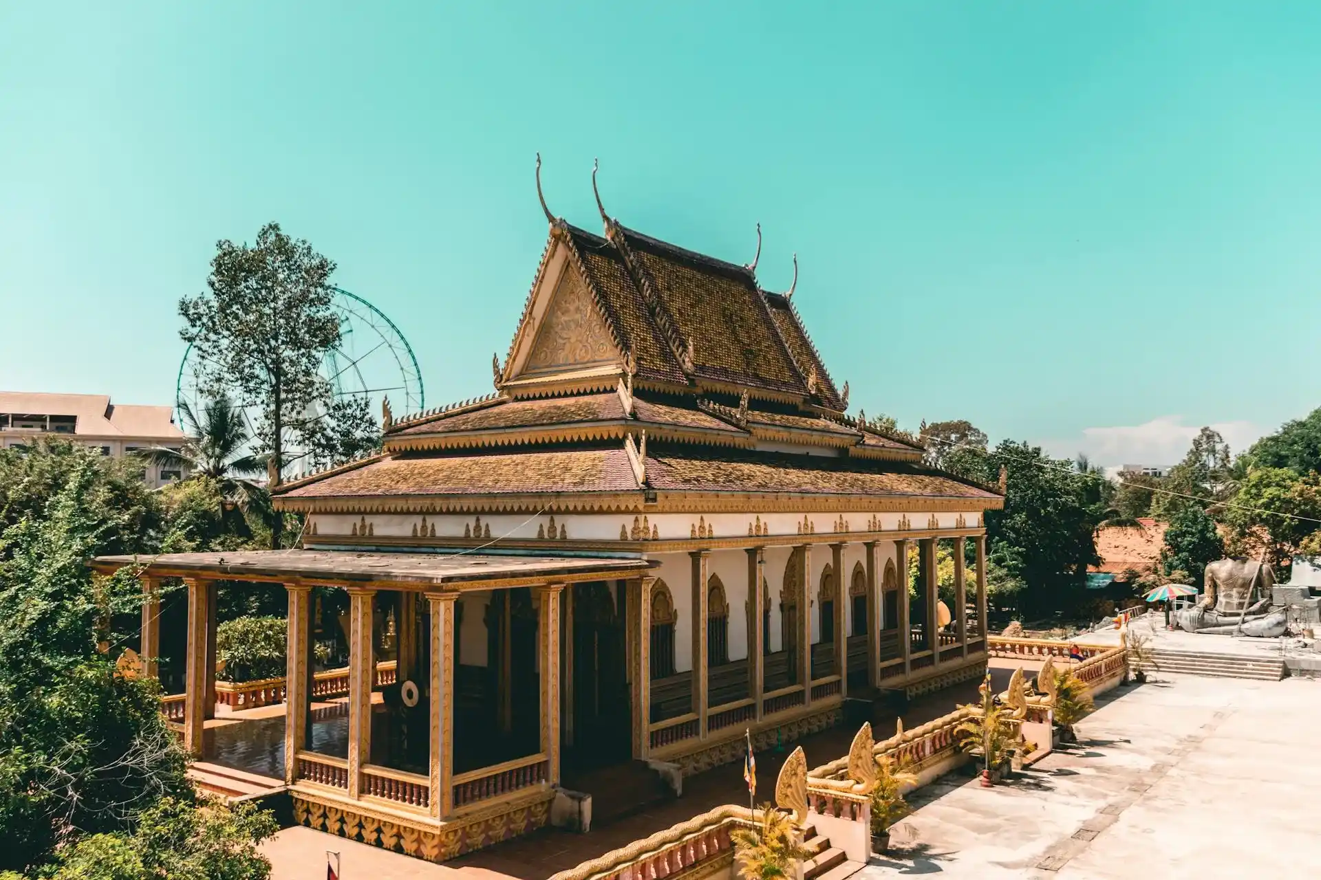 uno de los templos rodeado de arboles que tiene camboya