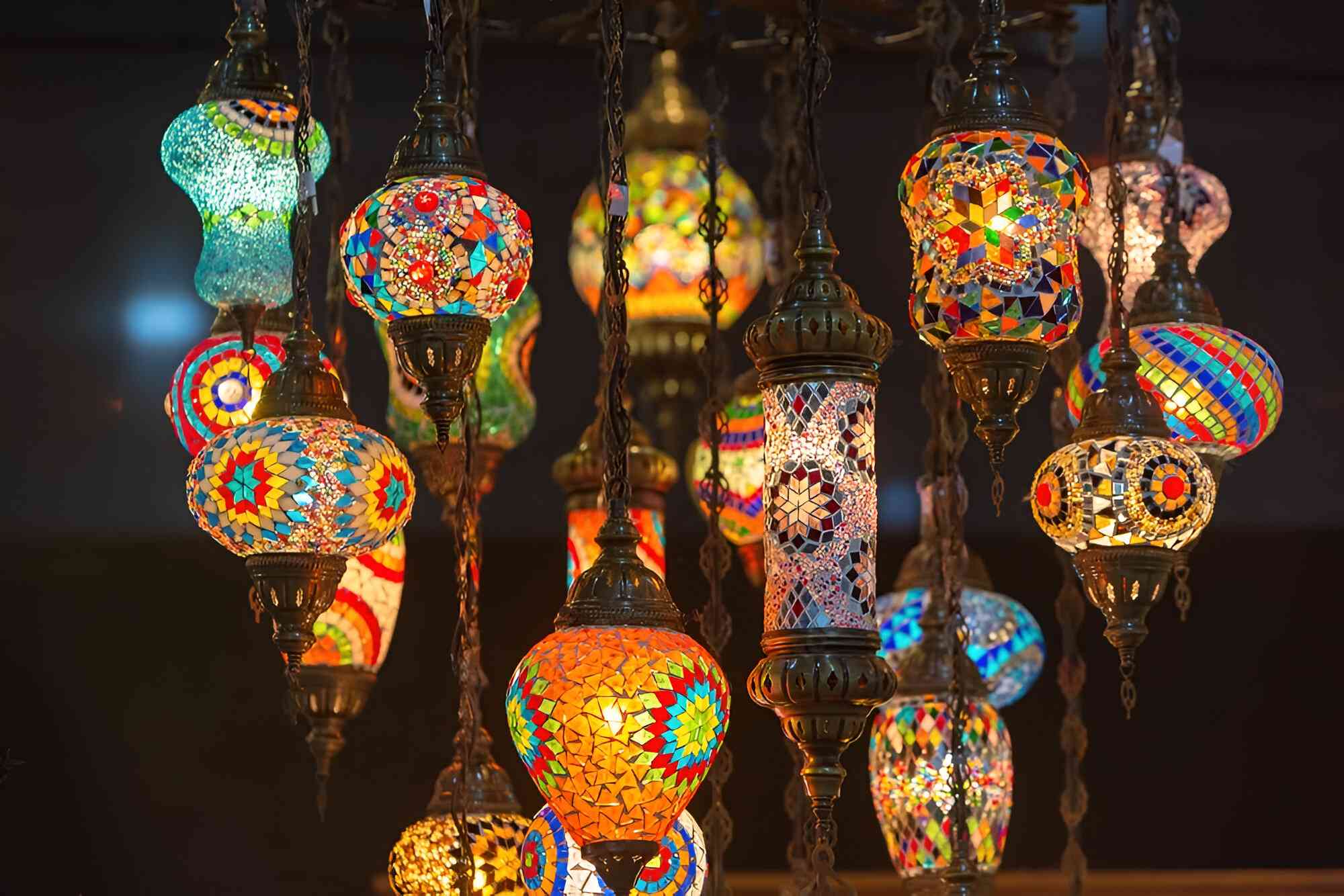 lamparas con un diseño antiguo de mosaico turco en marruecos