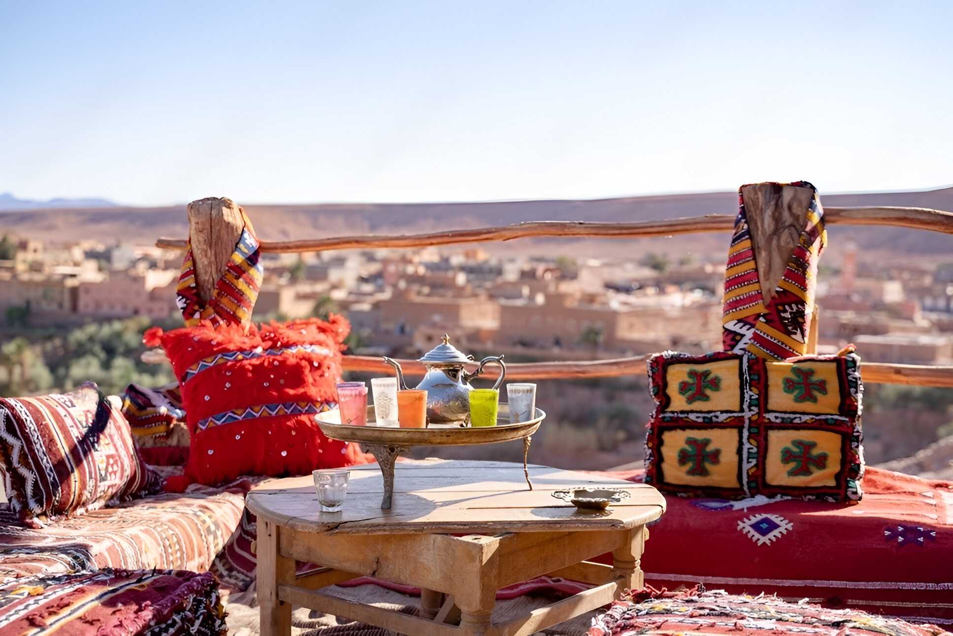 uno de los lugares mas increíbles en marruecos donde vas a poder estar en el balcón, sentarte, tomar una bebida y disfrutar de tus vacaciones con journale.