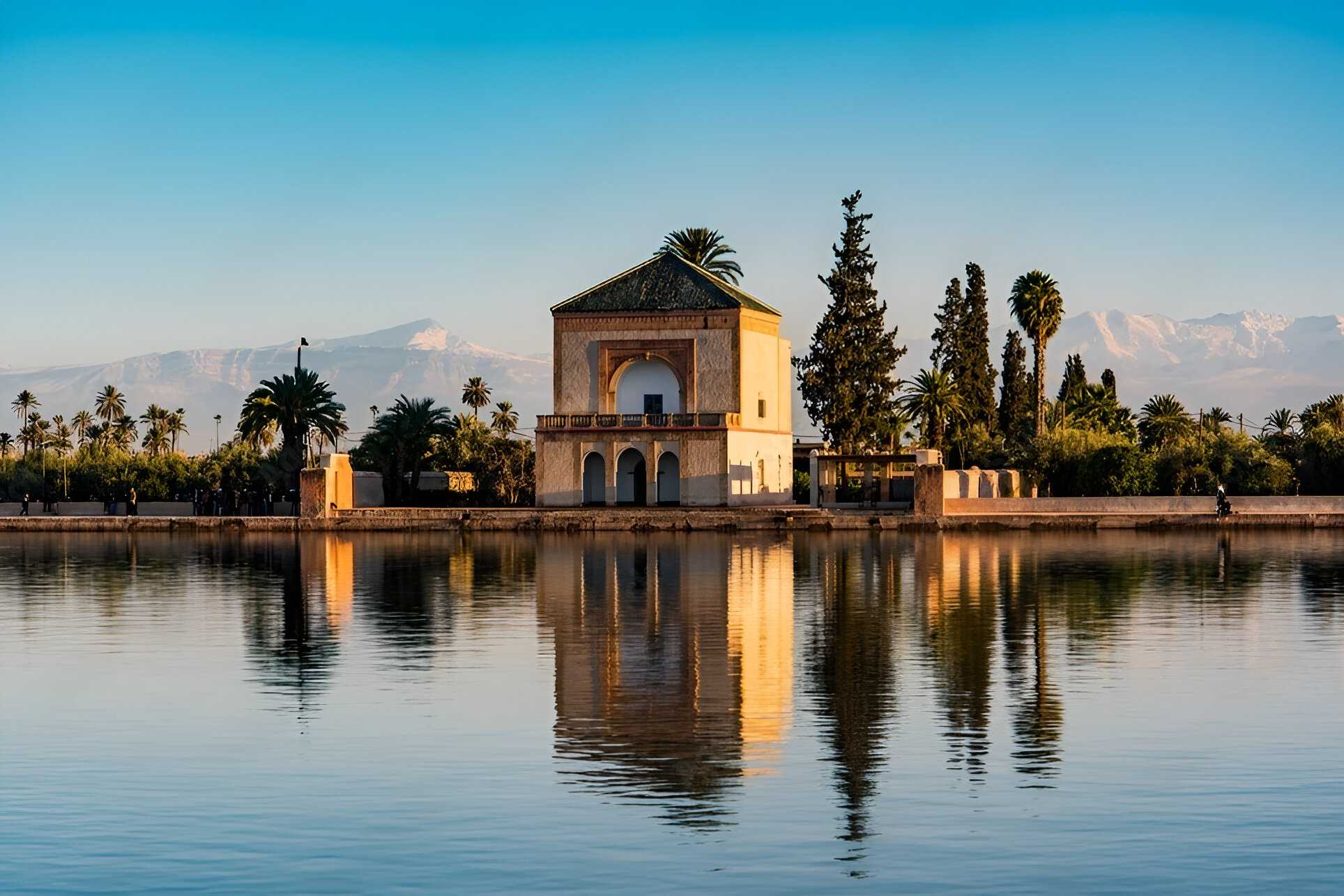 lujoso templo con un grande rio en marruecos