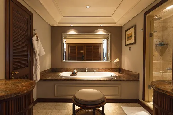 baño de lujo con un estilo moderno con tina y ducha con puerta de vidrio