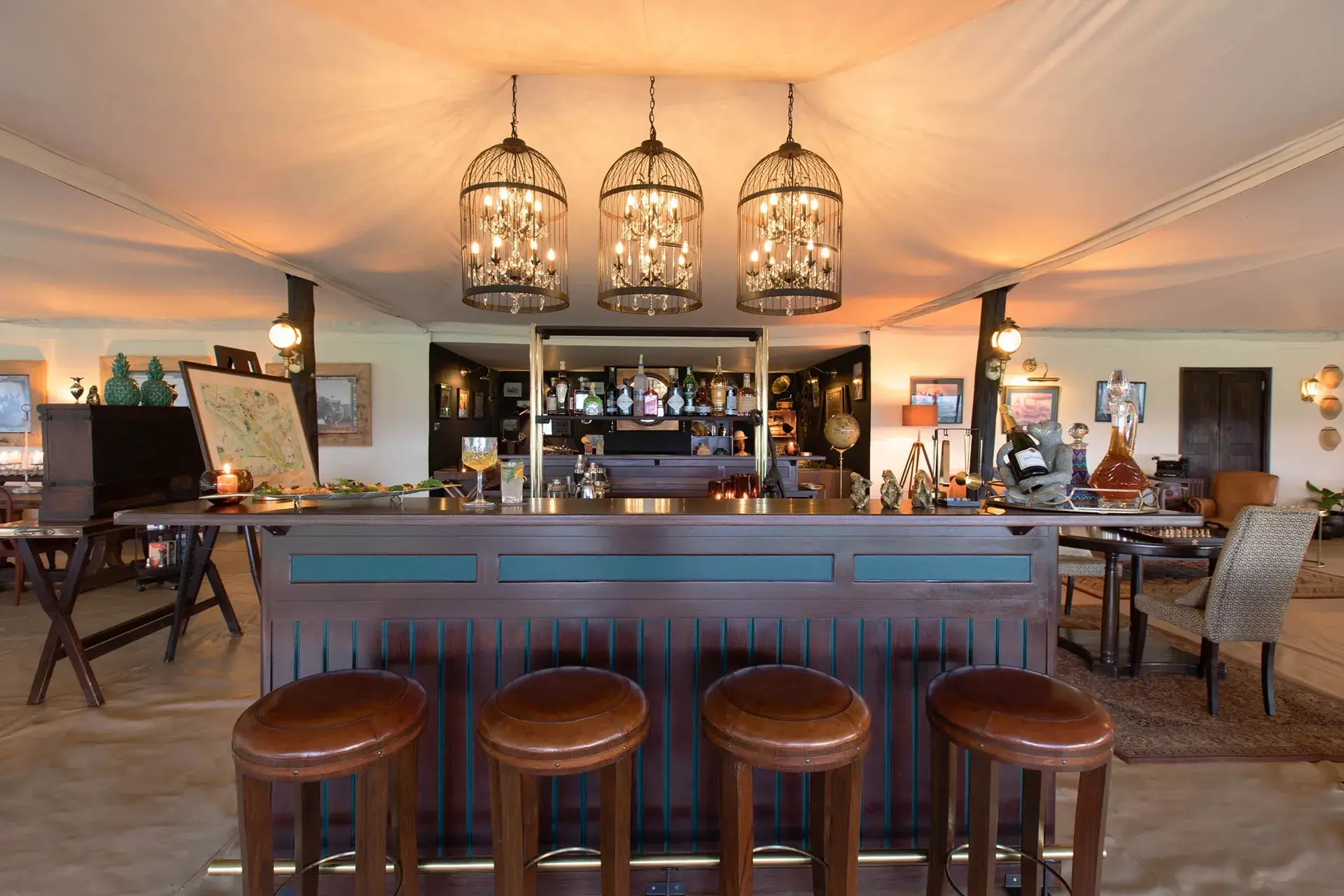 camp con bar, asientos y una decoración lujosa