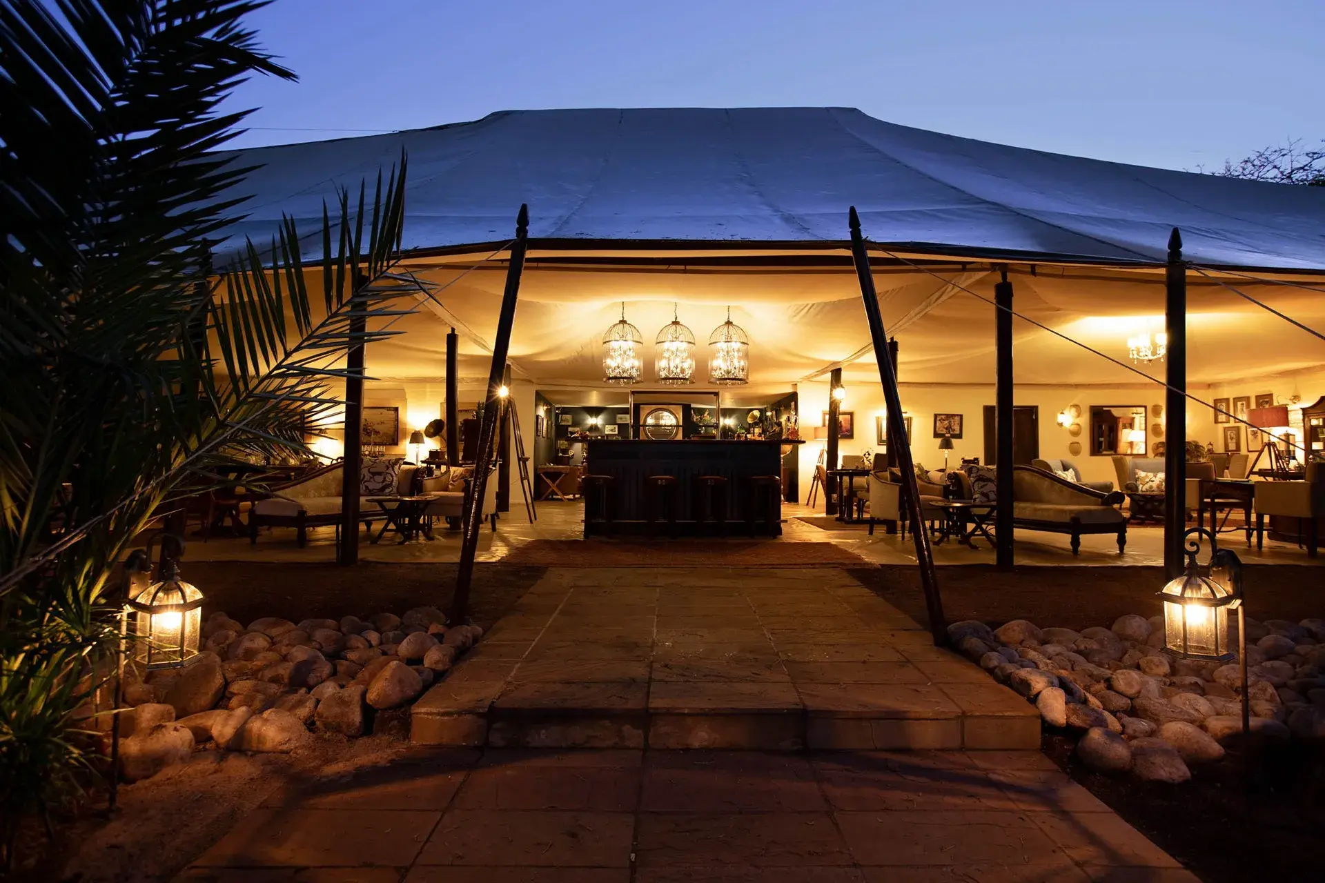 camp con una sala amplia, buena iluminación, con asientos y bar con bebidas
